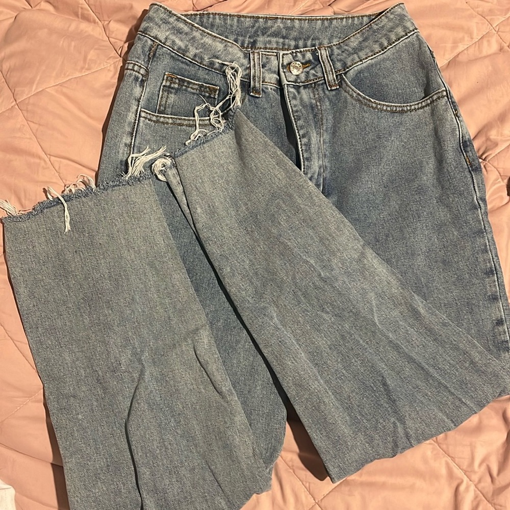 the tag says XS but they do run a little bit bigger. i’d say they’d fit from S-M